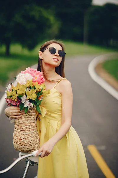 Chica bonita con bicicleta — Foto de Stock