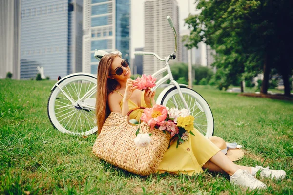 Hübsches Mädchen mit Fahrrad — Stockfoto