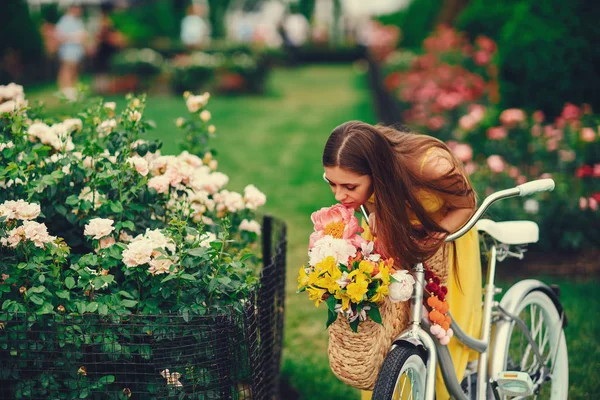 Ładna dziewczyna z rowerów — Zdjęcie stockowe