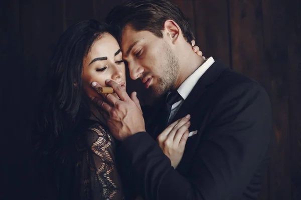 Evde seksi bir çift var.