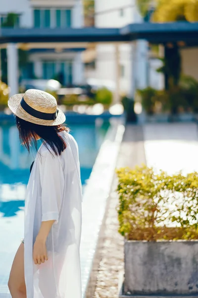 Menina morena relaxante na piscina — Fotografia de Stock