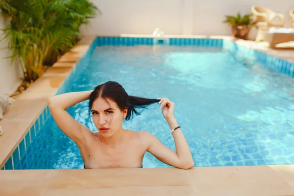 갈색 머리 여자는 수영장에서 편안한 — 스톡 사진