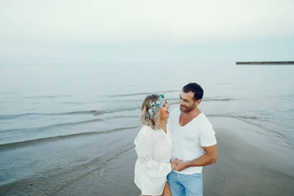 Elegante casal adulto perto do mar — Fotografia de Stock