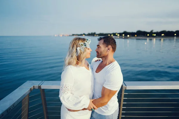 Elegante pareja adulta cerca del mar — Foto de Stock