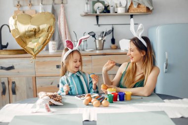 Anne ve küçük kızı mutfakta.