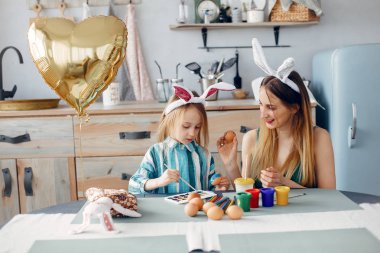 Anne ve küçük kızı mutfakta.