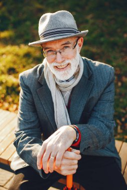 Güneşli bir sonbahar parkta zarif yaşlı adam 