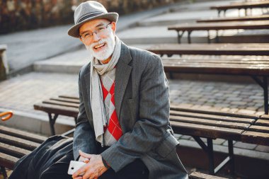 Güneşli bir sonbahar parkta zarif yaşlı adam 