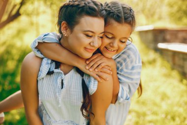 güzel kızı güzel annem