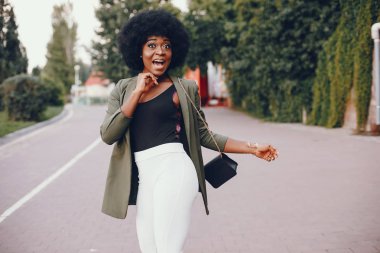 Bir yaz şehirde Afrikalı kız