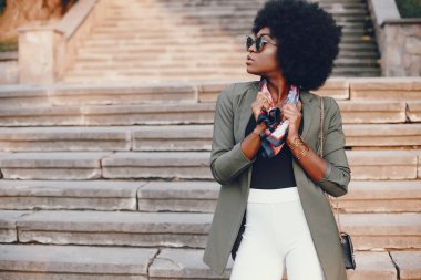 Bir yaz şehirde Afrikalı kız