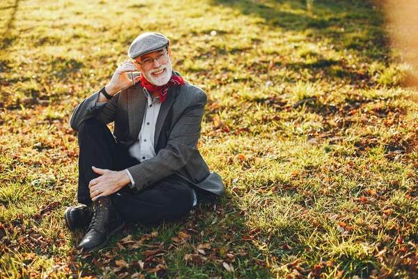 Elegante anciano en un soleado parque de otoño —  Fotos de Stock