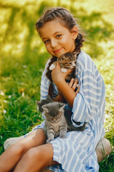 Mooi meisje met katten — Stockfoto