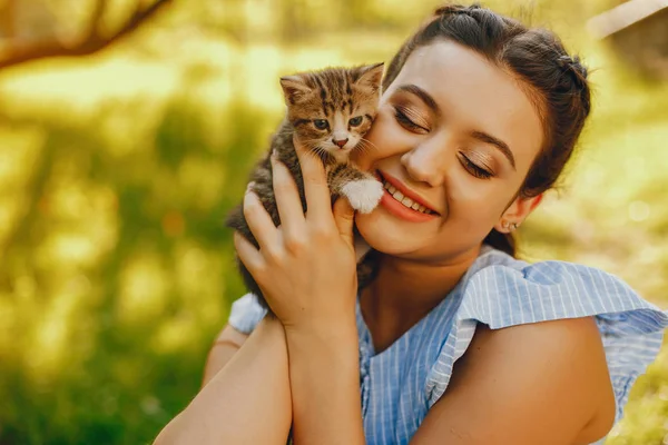 Красивая девушка с кошками — стоковое фото