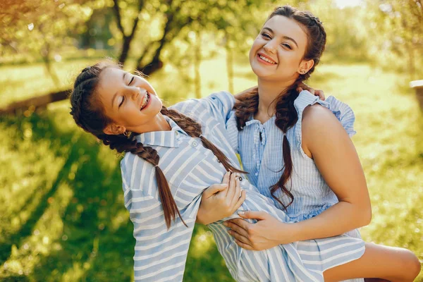 Schöne Mutter mit hübscher Tochter — Stockfoto