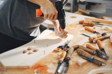 Marangoz bir ağaçla çalışır.