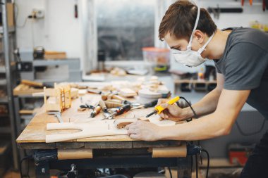 Marangoz bir ağaçla çalışır.