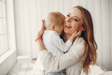 Anne ile küçük oğlu bir odada