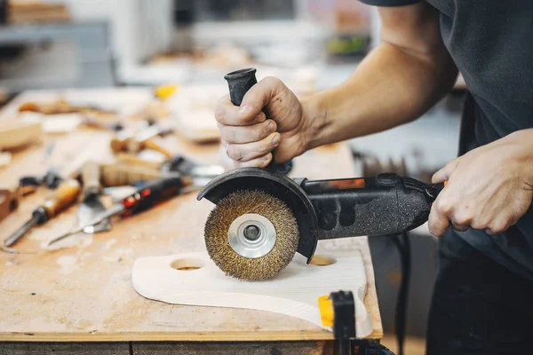 De timmerman werkt met een boom — Stockfoto