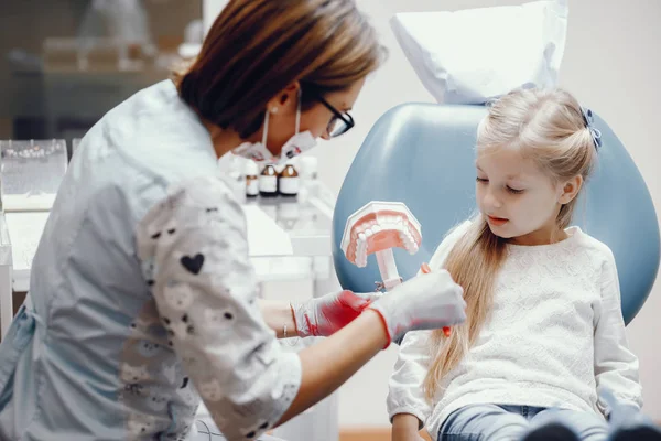 Schattig klein meisje zitten in het kantoor van de tandartsen — Stockfoto