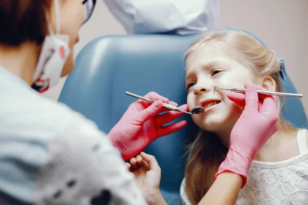 Ładna dziewczynka siedzi w biurze Dentyści — Zdjęcie stockowe