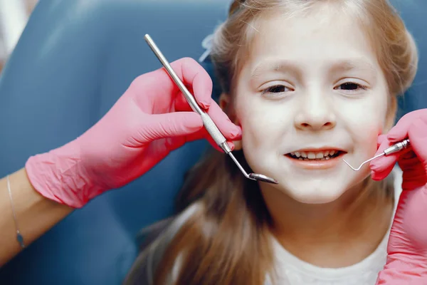 Menina bonito sentado no escritório dentistas — Fotografia de Stock