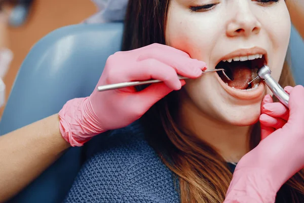 Beautiful girl sitting in the dentists office — Stock Photo, Image