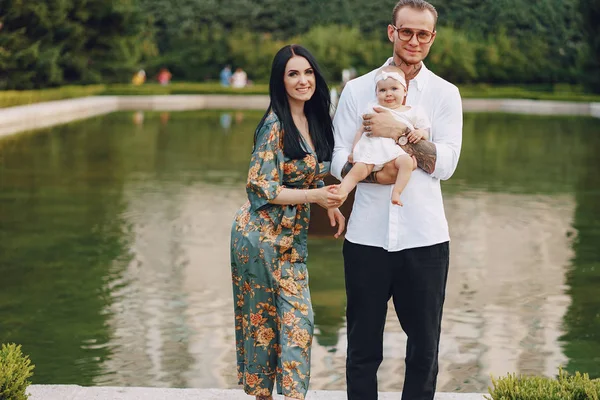 Familia en una ciudad — Foto de Stock