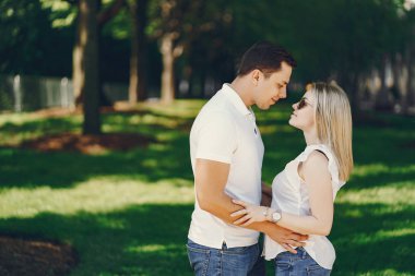 Sevgi dolu çift bir parkta oturan