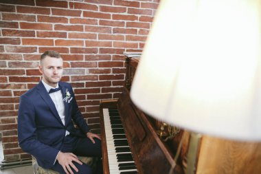 bir otel odasında zarif damat