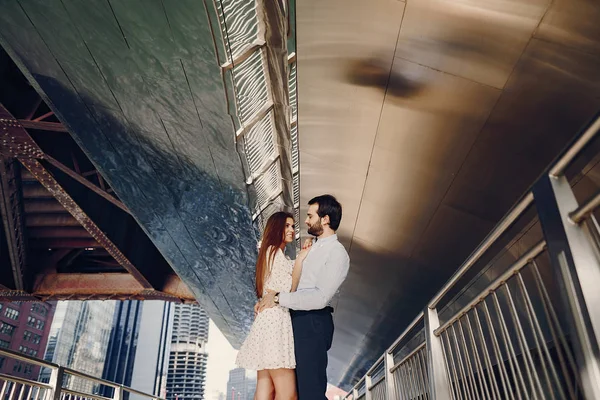 Casal elegante em uma cidade — Fotografia de Stock