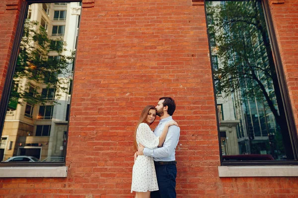 Elegantní pár ve městě — Stock fotografie