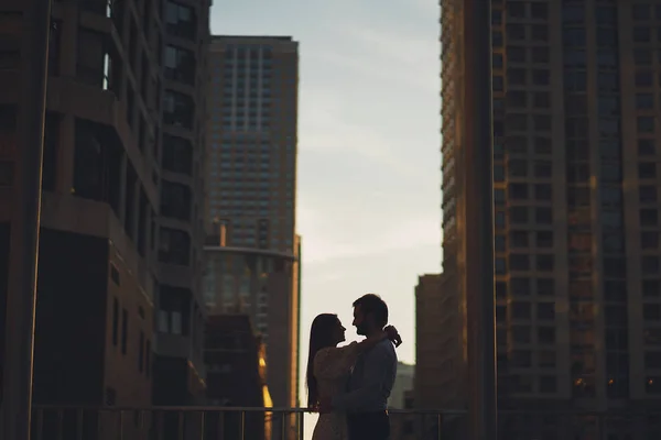 Casal elegante em uma cidade — Fotografia de Stock