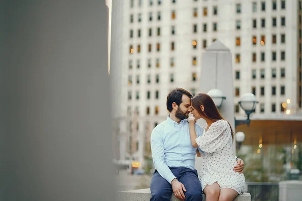 Elegant couple in a city — Stock Photo, Image