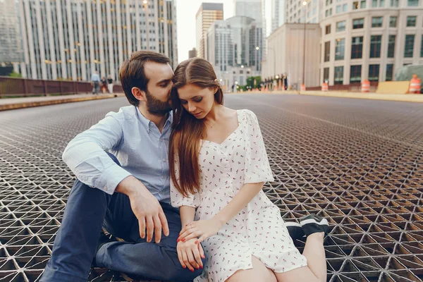 Elegantes Paar in einer Stadt — Stockfoto