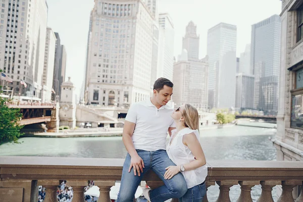 Liebespaar spaziert in Chicago — Stockfoto