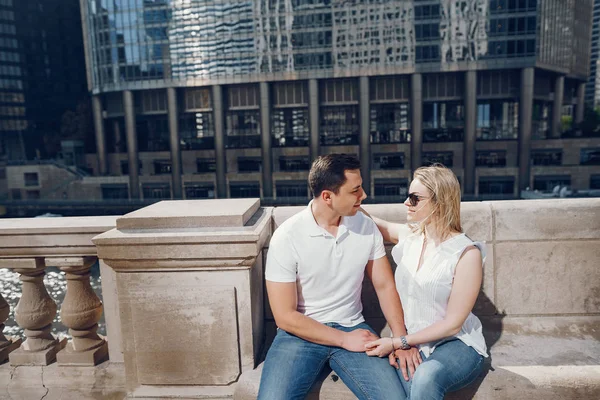 Loving couple walks in Chicago — Stock Photo, Image