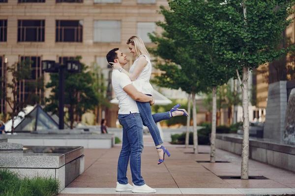 Amor pareja paseos en Chicago —  Fotos de Stock