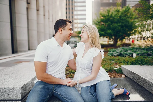 Amante casal caminha em Chicago — Fotografia de Stock