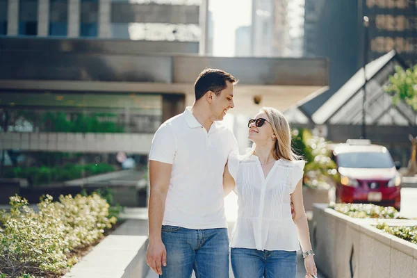 Älskande par promenader i Chicago — Stockfoto