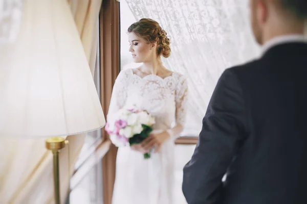 Brudgummen och bruden i ett hotell — Stockfoto