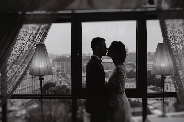 Sposo e sposa in un hotel — Foto Stock