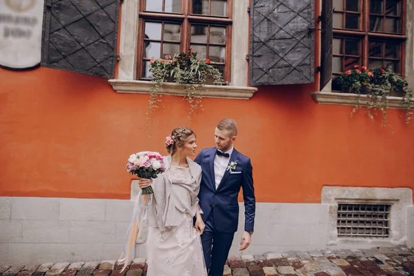 Sposo e sposa in un hotel — Foto Stock