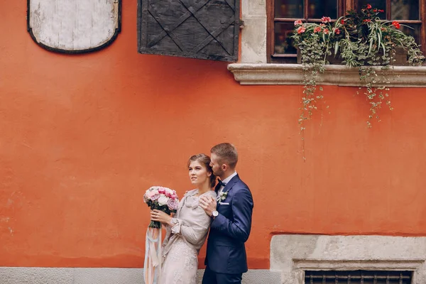 Bräutigam und Braut im Hotel — Stockfoto