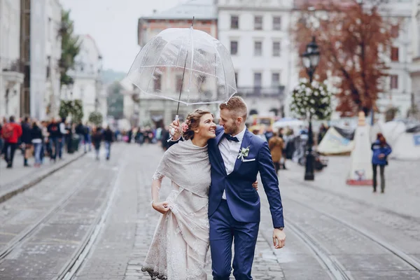 Ženich a nevěsta v hotelu — Stock fotografie