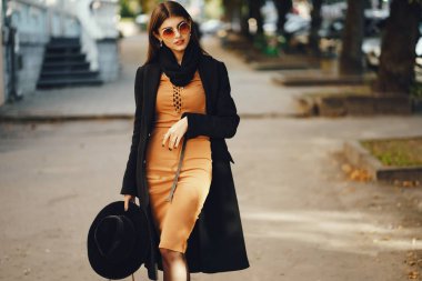 Şık bir kız şehirde yürüyor