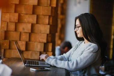 bir dizüstü bilgisayarda bir restoranda çalışan kız