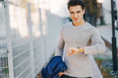 Şehirdeki şık adam