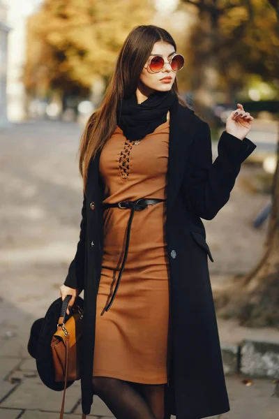 Stylish girl walking through the city — Stock Photo, Image