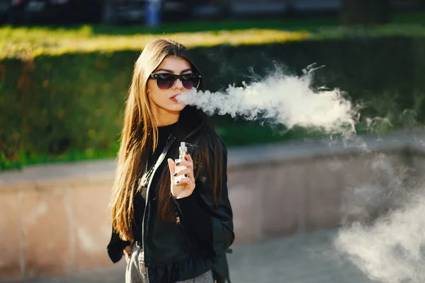 Menina elegante fumar um cigarro eletrônico — Fotografia de Stock